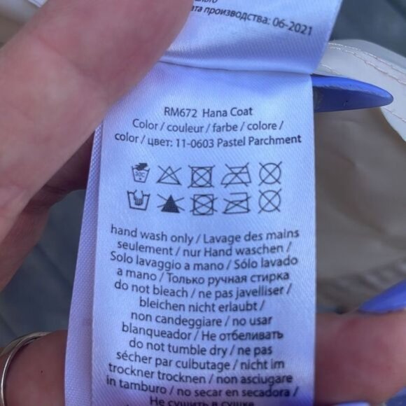 Cream Trench Coat with Classic Collar and Oversized Fit - Picture 9 of 16